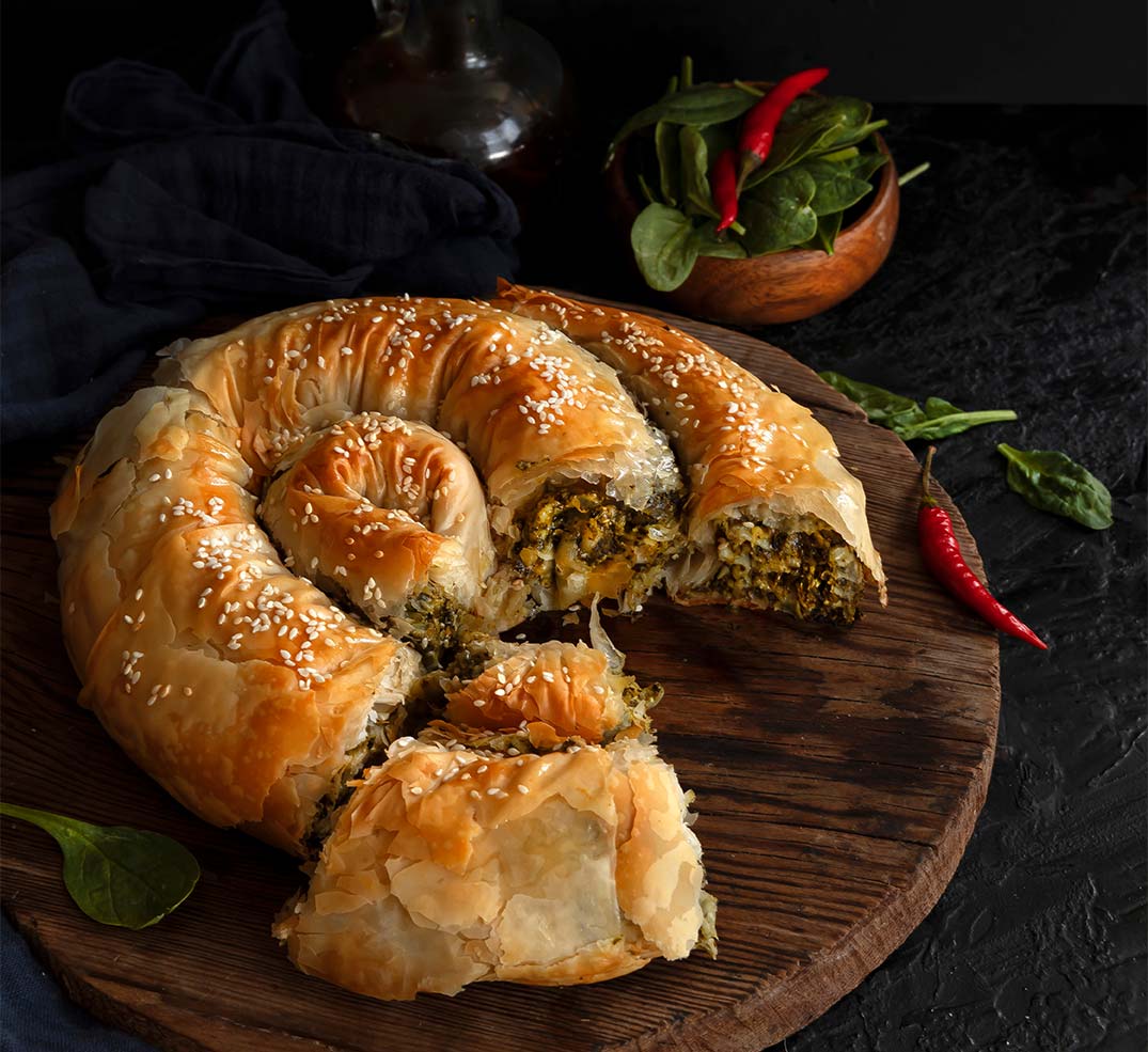Die Pitas und Balkan-Backwaren von Fine Food sind leckere vegetarische Gerichte nach traditionellen Rezepten – zu bestellen hier im Cevapcici Company Balkan-Onlineshop | Cevapcici Company