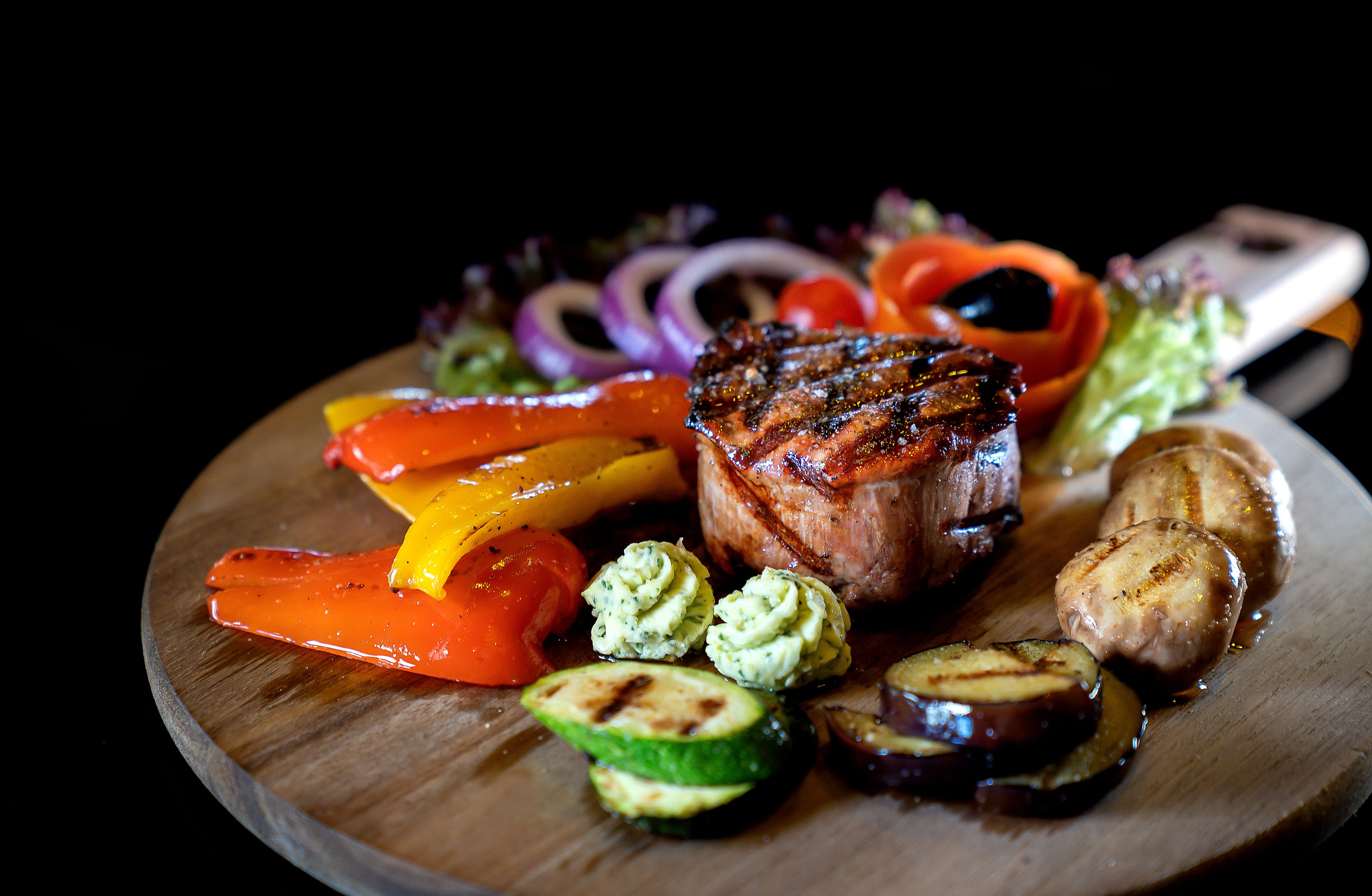 Die Spezialitäten aus dem Cevapcici Company Balkan-Onlineshop folgen traditionellen Familienrezepten vom Balkan. | Cevapcici Company